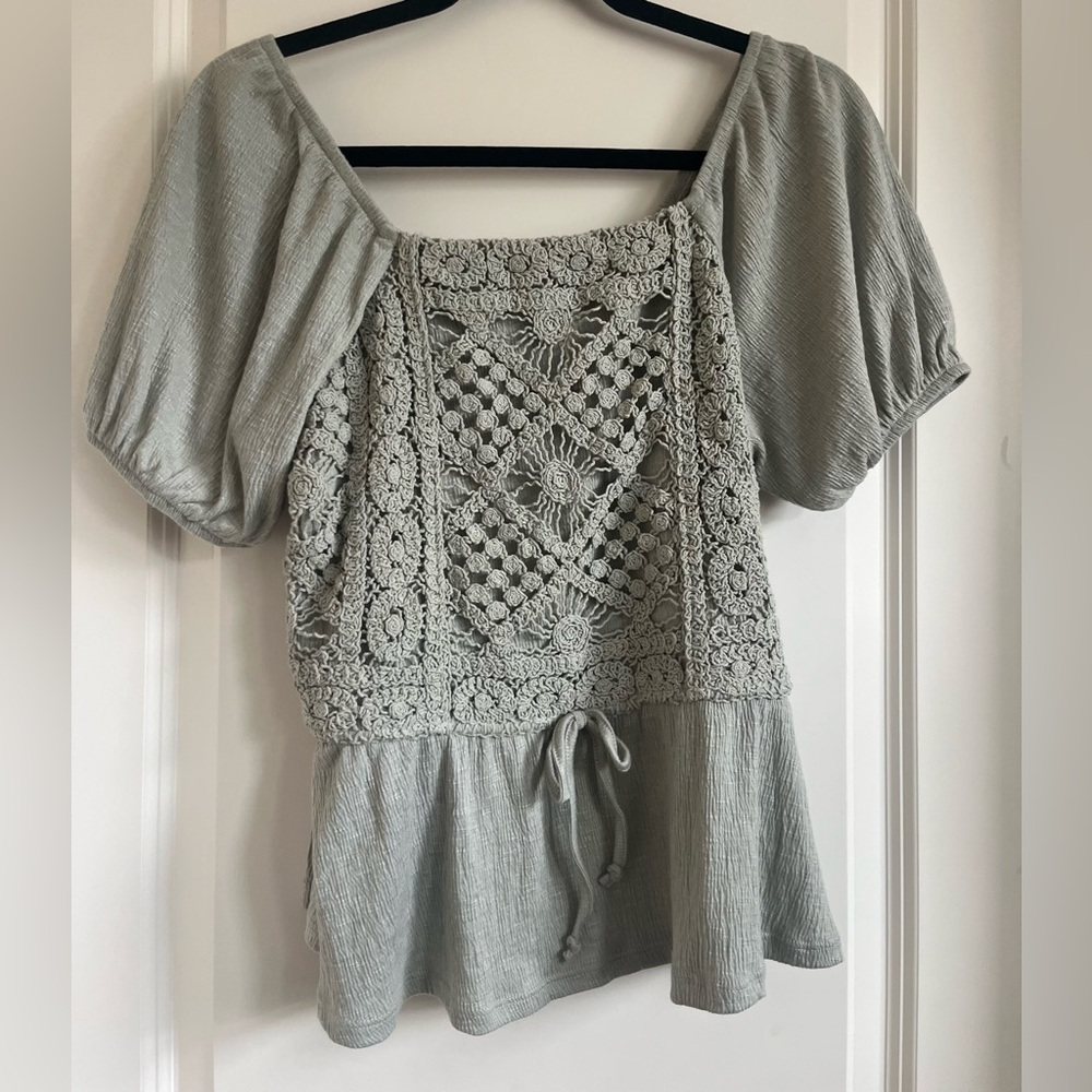 Thread & Clover Junior’s Dusty Olive Crochet front Peplum Top size L NWT